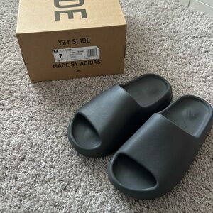 Yeezys Slide in Grey Size 7